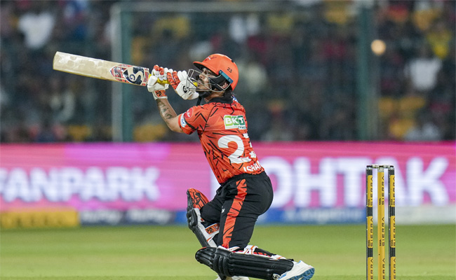 Ishan Kishan''s fifty powers SRH to 201/9 against RCB